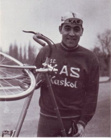 Antonio Gómez del Moral, natural de Cabra (Córdoba), considerado el mejor ciclista andaluz de siempre, murió el 14 de julio en Sevilla, donde residía, a la edad de 81 años. Gómez del Moral pasó a la historia como el primer español campeón del Tour del Porvenir, en 1962. Fue profesional entre 1956 y 1972. Entre sus éxitos más importantes conquistó tres etapas en la Vuelta a España, y otra en el Giro de Italia de 1967, donde vistió durante tres jornadas la maglia rosa. En 1965 ganó la Vuelta a Cataluña. Su hermano José, que también fue ciclista, escoltó a Federico Martín Bahamontes en su victoria en el Tour de Francia de 1959.