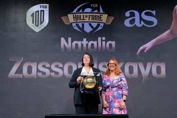 Natalia Zasulskaya, campeona ol¨ªmpica, recibe el galard¨®n de manos de Raquel Gonz¨¢lez Santos, redactora de Diario As. Considerada como una de las cinco mejores jugadoras de la historia del baloncesto ruso. Pasa gran parte de su carrera en Espa?a, entre el Dorna Godella (1991-1996) y el Pool Getafe (1996-1998). Gana la medalla de oro en Barcelona 1992.