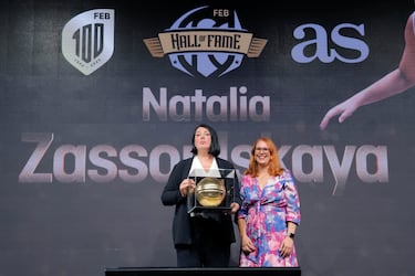 Natalia Zasulskaya, campeona olímpica, recibe el galardón de manos de Raquel González Santos, redactora de Diario As. Considerada como una de las cinco mejores jugadoras de la historia del baloncesto ruso. Pasa gran parte de su carrera en España, entre el Dorna Godella (1991-1996) y el Pool Getafe (1996-1998). Gana la medalla de oro en Barcelona 1992.