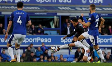 El chileno fue una de las grandes figuras ante Everton por la Premier League.