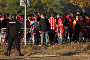 Los jugadores del Atlético de Madrid salen al exterior de Zorrilla para celebrar el título de Liga con los seguidores que se habían desplazado 