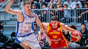 El alero de España Carlos Alocés (d), en acción durante el partido ESLOVAQUIA vs ESPAÑA (Clasificación Eurobasket 2025) disputado este viernes en Bratislava.