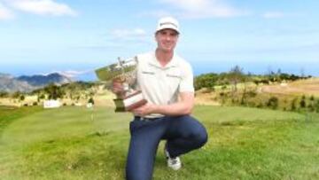 Roope Kakko posa con el trofeo tras ganar el Abierto de Madeira.