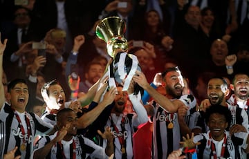 El momento en el que los jugadores de Juventus recibieron el trofeo