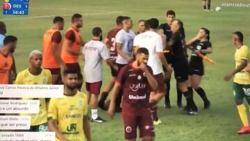 Un entrenador le da un cabezazo en la nariz a una árbitro