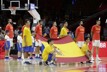 La selección española escuchando el himno nacional. 