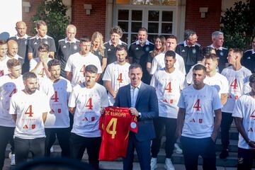 El presidente del Gobierno, Pedro Sánchez, recibe a la selección española, campeona de Europa, en el Palacio de la  Moncloa.