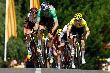 Jonas Vingegaard y Wout Van Aert llegando a la meta. 