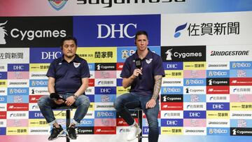 KMA02. Tokyo (Japan), 15/07/2018.- Spanish striker Fernando Torres (R) speaks during a media event with Minoru Takehara (L), President of Sagan Tosu, where he announced joining Japan's J.League club, Sagan Tosu, in Tokyo, Japan, 15 July 2018. (Tokio,