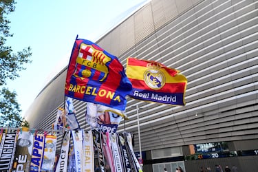 Ambiente en los alrededores del estadio Santiago Bernabéu antes del Clásico.