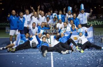 Argentina Campeón de Copa Davis: Por primera vez, Argentina ganó su ‘Ensaladera de plata’, remontando una serie ante Croacia. Juan Marín del Potro y Federico Delbonis le dieron a este país el título más importante en el tenis de naciones.