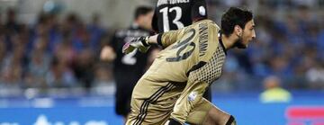 Donnarumma luce el dorsal 99 en el Milán.