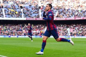 El delantero del FC Barcelona Pedro Rodríguez celebra el gol que ha marcado ante el Córdoba, el primero del equipo, durante el partido correspondiente a la decimosexta jornada de Liga que disputan en el estadio Camp Nou de Barcelona. 