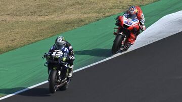 Maverick Vi&ntilde;ales por delante de Jack Miller durante el test de MotoGP en Misano.