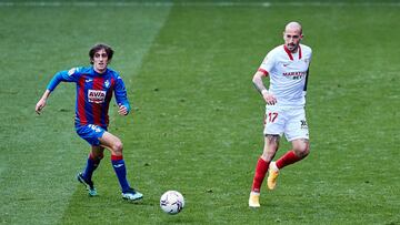 Aleix Vidal, ante Bryan Gil.