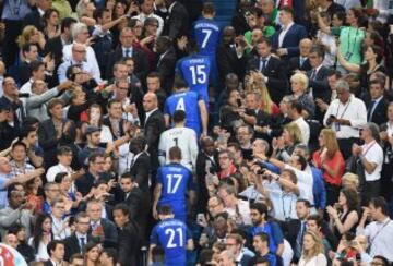 Los jugadores franceses se dirigen al palco. 