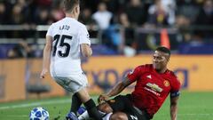 Lato recibi&oacute; una escalofriante entrada de Antonio Valencia en el partido entre Manchester United y Valencia.