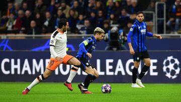 Papu Gómez, ante Parejo.