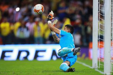 El guardameta mexicano se presentó a su primer partido entre América y Chivas con el objetivo de evitar el gol de las Águilas en el estadio Azteca. Al final cayó una anotación en su portería, pero fue gracias a su enorme trabajo que el Rebaño Sagrado fue capaz de rescatar el empate, en especial tras atajar un penal en la última jugada del partido.