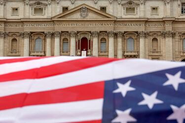 El Papa León XIV dirige la oración del Regina Caeli desde el balcón central (Loggia delle Benedizioni) de la Basílica de San Pedro, mientras ondea una bandera estadounidense, en el Vaticano.