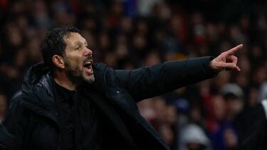MADRID, 01/03/2025.- El entrenador del Atlético, Diego Simeone, durante el partido de LaLiga de fútbol que Atlético de Madrid y Athletic Club disputan este sábado en el estadio Metropolitano. EFE/Chema Moya