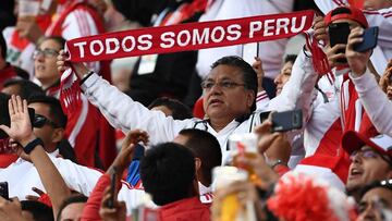 Peru's fans cheer prior to the Russia 2018 World Cup Group C football match between France and Peru at the Ekaterinburg Arena in Ekaterinburg on June 21, 2018. / AFP PHOTO / FRANCK FIFE / RESTRICTED TO EDITORIAL USE - NO MOBILE PUSH ALERTS/DOWNLOADS