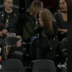 Le pide matrimonio y lo que sucedió a continuación va directo a todos los zappings del mundo