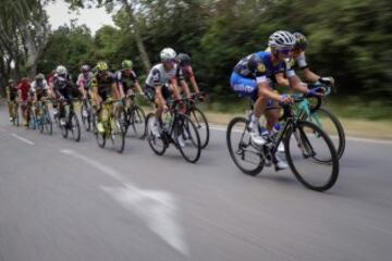 El pelotón recorriendo los 178 km entre Montpellier y el Mont-Ventoux. 