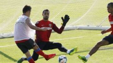 Sergio Asenjo, ante Villa en un entrenamiento.