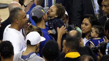 Stephen Curry celebra con su hija Riley (c-d), su padre Dell Curry (i) y su esposa Ayesha Curry (d) el pase a las Finales de la NBA.