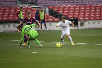 ¡¡GOLAZO DE MODRIC!! ¡Recibió un balón de Rodrygo dentro del área, dejó sentado a Neto en dos ocasiones con dos regates y marcó con un disparo con el exterior! 