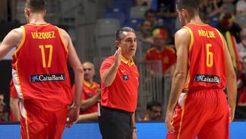 GRAF1665. MÁLAGA, 01/07/2018.- El seleccionador de España, Sergio Scariolo, junto a los jugadores Fran Vázquez (i) y Alberto Abalde en su partido ante Bielorrusia en el Palacio de los Deportes “José María Martín Carpena” clasificatorio para la Copa del Mundo de Baloncesto de China 2019. EFE/Daniel Pérez
