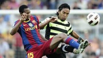 <b>DUELO VITAL. </b>Keita pugna por un balón con Abel Aguilar, en el partido del Camp Nou.