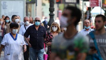 Varias personas hacen cola para entrar a una tienda MediaMark