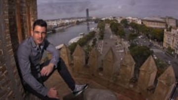 Adán posa en la Torre del Oro.