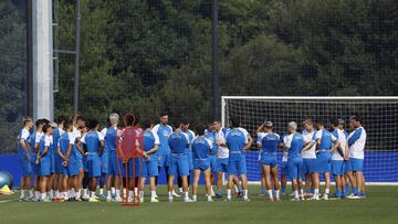 El entrenador Antonio Hidalgo charla con la plantilla del Deportivo durante un entrenamiento en Abegondo.