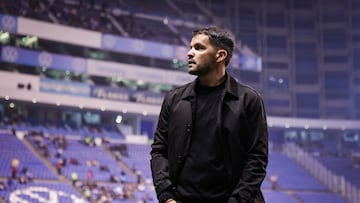 Nicolas Larcamon head coach of Cruz Azul during the 3rd round match between Cruz Azul and Puebla as part of the Liga BBVA MX, Torneo Clausura 2026 at Cuauhtemoc Stadium, on January 17, 2026 in Puebla, Mexico.