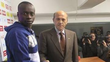 <b>FELIZ. </b>Papa Diawara, alias 'Babá', volvió a pisar el estadio sevillista, esta vez ya como jugador nervionense y junto al presidente, José María del Nido.