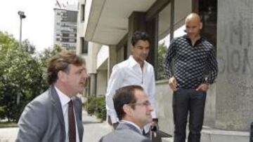 <b>PREOCUPADOS. </b>Jugadores y técnico del Rayo, con abogados de AFE.