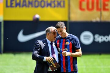 El delantero polaco ha sido presentado en el Camp Nou como nuevo jugador del Fútbol Club Barcelona.