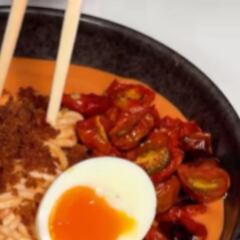 Un chef crea el “salmoramen” y a algunos les estallan los ojos y la cabeza