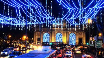 Ya está instalado el Mercado de Navidad de la Plaza Mayor. Tiene más de 100 casetas. Puedes comprar figuras de Navidad, juguetes, artículos de broma, regalos navideños… Imprescindible un paseo por sus casetas y luego comerte un típico bocadillo de calamares.