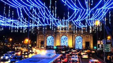 Ya está instalado el Mercado de Navidad de la Plaza Mayor. Tiene más de 100 casetas. Puedes comprar figuras de Navidad, juguetes, artículos de broma, regalos navideños… Imprescindible un paseo por sus casetas y luego comerte un típico bocadillo de calamares.