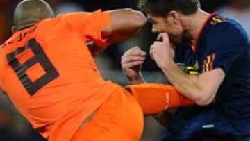 <b>DE ROJA. </b>De Jong hizo esta terrible entrada a Xabi Alonso.