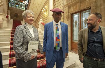 Bob Beamon, tocado de la clásica chapela, junto a su esposa Milana Walker en la Diputación Foral de Gipuzkoa.