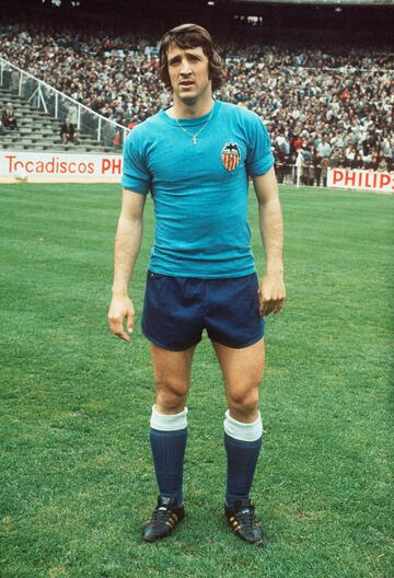 Jug車 10 temporadas seguidas con el Valencia de 1965 a 1975 y con el Real Madrid de 1975 a 1979, a?o en el que regres車 de nuevo al Valencia.