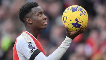 Eddie Nketiah, jugador del Arsenal, celebra su hat-trick ante el Sheffield United con el balón.