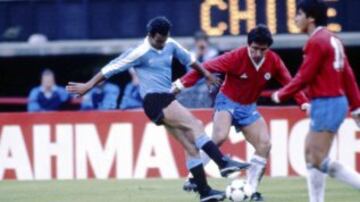 Cuatro expulsados hubo en la final de Copa América del '87 en Buenos Aires. A los 14' se fue el 'Mocho' Gómez por doble amarilla y a los 27' se fue con roja Francescoli tras pegarle un puñetazo a Toro. A los 88' se fueron también Astengo y Perdomo.
