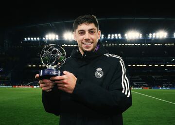 El jugador uruguayo del Real Madrid, Federico Valverde, recoge el premio a Mejor Jugador del encuentro.