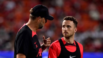 BANGKOK, THAILAND - JULY 11: (THE SUN OUT, THE SUN ON SUNDAY OUT) Jurgen Klopp manager of Liverpool talking with Diogo Jota of Liverpool during an open training session at Rajamangala National Stadium on July 11, 2022 in Bangkok, Thailand. (Photo by Andrew Powell/Liverpool FC via Getty Images)